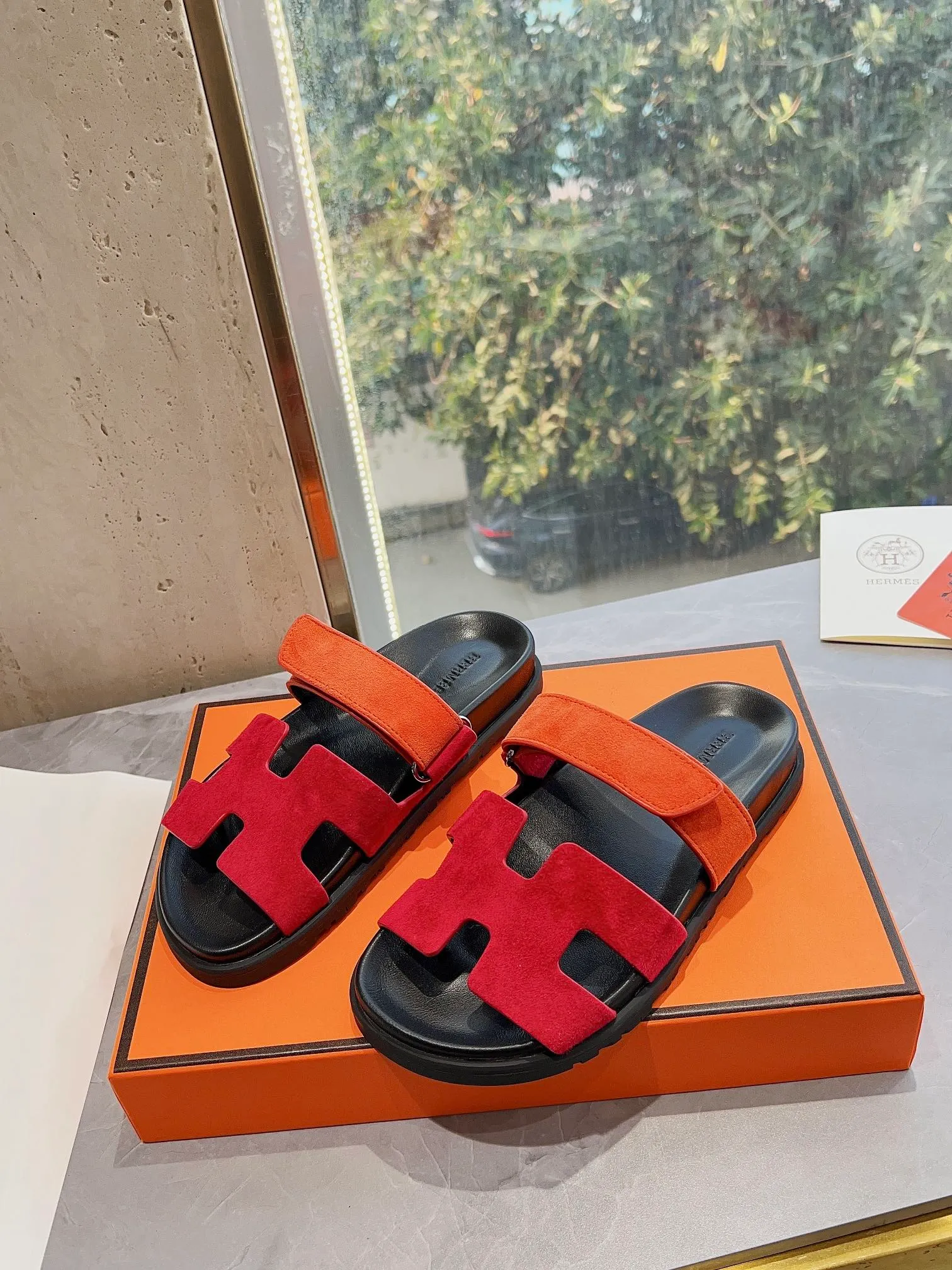 👟👟Ex-factory price 440👟👟 Men's size +10 H family 2024 spring and summer new style HERMES Hermes' recently popular couple's shoes, pig nose angle sandals and slippers, paired with various colorful socks, extremely trendy. Upper lining: imported original material. Outsole: non-slip and wear-resistant outsole. Size: Female 35-42 (40/42 non-returnable and non-exchangeable) Men’s size: 39-45 (45 is non-refundable and non-exchangeable)